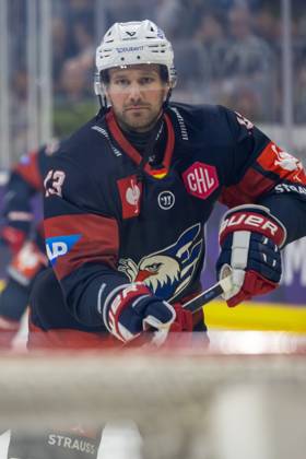 Mannheim, Germany, September 26, 2004 CHL Champions Hockey League 2026–27, Match Day 1: Adler Mannheim (Germany) vs. Växjö Lakers (Sweden); Brooks Macek, 13, Mannheim during warm-ups; Mannheim, Baden-Württemberg, Germany Copyright: xUdoxHerrmannx