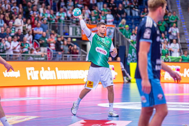 Sebastian Heymann of TSV Hannover Burgdorf, No. 11 from the left, TSV Hannover Burgdorf (green) vs. HC Hamburg (blue) on Matchday 3 of the 2026–2027 season in the Opel Handball Bundesliga, September 5, 2026, at the ZAG Arena in Hannover, Germany, Copyright: xJanxGuentherx xTSVxHannover-Burgdorfx