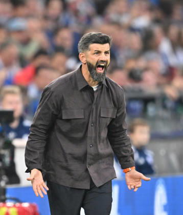 Coach Miron Muslic, FC Schalke 04, Gestures, Soccer, Bundesliga 1, Matchday 2, FC Schalke 04 vs. FC Bayern Munich 0–0, on September 5, 2026, in Gelsenkirchen, Germany. DFL regulations prohibit any use of photographs as image sequences and or quasi-video.