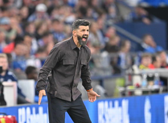 Coach Miron Muslic, FC Schalke 04, Gestures, Soccer, Bundesliga 1, Matchday 2, FC Schalke 04 vs. FC Bayern Munich 0–0, on September 5, 2026, in Gelsenkirchen, Germany. DFL regulations prohibit any use of photographs as image sequences and or quasi-video.