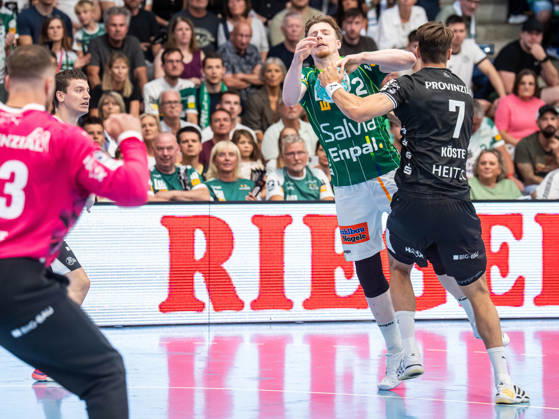 Erik Persson (Frisch Auf Göppingen), 22, in a one-on-one battle with Julian Koester (THW Kiel), 07, Frisch Auf Göppingen vs. THW Kiel, Handball, 1st Bundesliga, Men, 2026–2027 season, September 6, 2026, Frisch Auf Goeppingen vs. THW Kiel, Handball, 1st Bundesliga, Men, 2026–2027 season, September 6, 2026, Goeppingen Copyright: xEibner-Pressefoto MichaelxSchmidx EP_MST