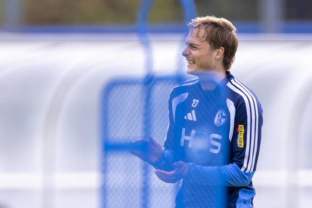 September 8, 2026, Soccer, FC Schalke 04 practice Finn Porath FC Schalke 04 claps and laughs Gelsenkirchen FC Schalke 04 training facility NRW Germany xRHR PHOTO YYx Copyright: RHR-FOTOx RHR-FOTO YY