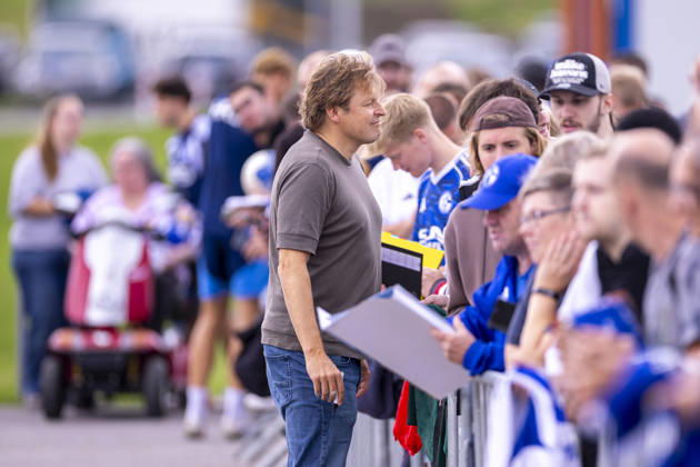 September 8, 2026, Soccer, FC Schalke 04 Training Session; Youri Mulder, Director of Professional Soccer at FC Schalke 04; FC Schalke 04 takes photos with fans and signs autographs; Gelsenkirchen; FC Schalke 04 Training Facility; North Rhine-Westphalia, Germany; xRHR PHOTO YYx Copyright: RHR-FOTOx RHR-FOTO YY