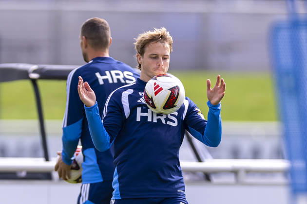 September 8, 2026, Soccer, FC Schalke 04 practice Finn Porath FC Schalke 04 receives the ball Gelsenkirchen FC Schalke 04 training facility NRW Germany xRHR PHOTO YYx Copyright: RHR-FOTOx RHR-FOTO YY