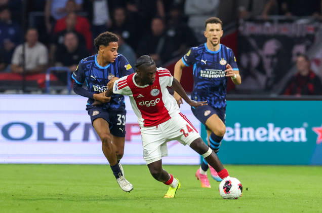 AMSTERDAM: AFC Ajax Amsterdam midfielder Jorthy Mokio and PSV Eindhoven midfielder Noah Fernandez during the Vriendenloterij Eredivisie match between Ajax and PSV at the Johan Cruijff ArenA on September 5, 2026, in Amsterdam, the Netherlands. PETER LOUS EYE4IMAGES DeFodi Images