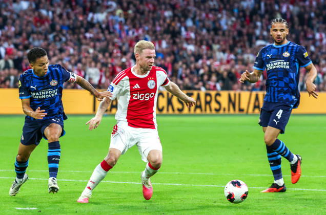AMSTERDAM: AFC Ajax Amsterdam midfielder Davy Klaassen with PSV Eindhoven defender Mauro Junior and PSV Eindhoven defender Armando Obispo during the Vriendenloterij Eredivisie match between Ajax and PSV at the Johan Cruijff ArenA on September 5, 2026, in Amsterdam, Netherlands PETER LOUS EYE4IMAGES DeFodi Images