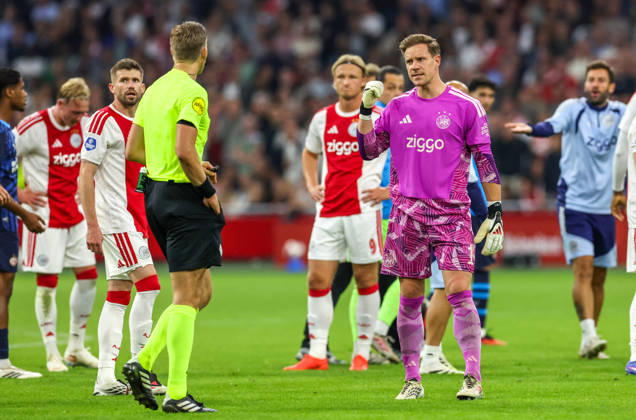 AMSTERDAM AFC Ajax Amsterdam goalkeeper Marc Ter Stegen speaks with referee Sander van Eijk during the Vriendenloterij Eredivisie match between Ajax and PSV at the Johan Cruijff ArenA on September 5, 2026, in Amsterdam, the Netherlands PETER LOUS EYE4IMAGES DeFodi Images