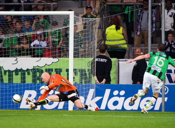 Soccer, Allsvenskan, GAIS IFK Gothenburg Tobias Hysén, IFK Gothenburg, scores 1-1 behind Henri Sillanpää, goalkeeper, GAIS Gothenburg, Sweden  Copyright: xDanielxStillerx