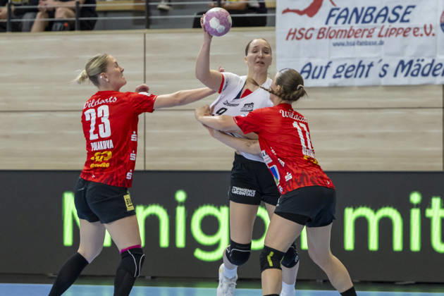 Alsco Women s Handball Bundesliga, 2026–2027 Season: SV Union Halle Neustadt vs. HSG Blomberg Lippe, Halle, Germany, September 9, 2026. Pictured, from left, in a one-on-one battle: Marie Polakova (Halle), Nieke Kühne (Blomberg) and Emma Hertha (Halle), Halle-Saale, SWH Arena, Saxony-Anhalt, Germany