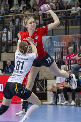 Alsco Women s Handball Bundesliga, 2026–2027 Season: SV Union Halle Neustadt vs. HSG Blomberg Lippe Halle, Germany, September 9, 2026. Pictured, from left, in a one-on-one battle: Karolina Jurenczyk (Blomberg) and Paulina Stapurewicz (Halle). Halle, Saale, SWH Arena, Saxony-Anhalt, Germany