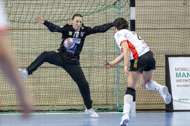 Alsco Women s Handball Bundesliga, 2026–2027 Season: SV Union Halle Neustadt vs. HSG Blomberg Lippe, Halle, Germany, September 9, 2026. Pictured, from left: Goalkeeper Nicola Czaja (Halle) and Nuria Bucher (Blomberg), Halle Saale, SWH Arena, Saxony-Anhalt, Germany