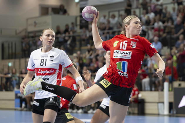 Alsco Women s Handball Bundesliga, 2026–2027 Season: SV Union Halle Neustadt vs. HSG Blomberg Lippe, Halle, Germany, September 9, 2026. Pictured, from left: Karolina Jurenczyk (Blomberg) and Fabienne Büch (Halle), Halle an der Saale, SWH Arena, Saxony-Anhalt, Germany