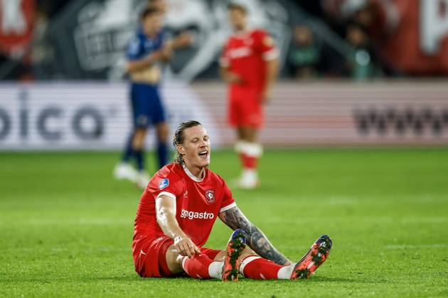 ENSCHEDE - Wout Weghorst of FC Twente reacts to cramps during the Dutch Eredivisie match between FC Twente and Telstar at Stadion De Grolsch Veste on September 9, 2026 in Enschede, the Netherlands. VINCENT JANNINK ANP Eredivisie 2026 27 xVIxANPxSportx xxANPxIVx 567779186 originalFilename: 567779186