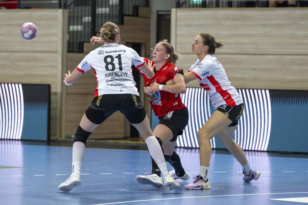 Alsco Women s Handball Bundesliga, 2026–2027 Season: SV Union Halle Neustadt vs. HSG Blomberg Lippe, Halle, Germany, September 9, 2026. Pictured from left: Isabelle Axmann Blomberg, Viktoria Marksteiner (Halle) and Isabelle Axmann (Blomberg) Halle Saale SWH Arena, Saxony-Anhalt, Germany
