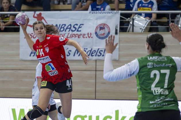 Alsco Women s Handball Bundesliga, 2026–2027 Season: SV Union Halle Neustadt vs. HSG Blomberg Lippe, Halle, Germany, September 9, 2026. Pictured, from left: Lois van Vliet (Halle) and goalkeeper Lara Lepschi (Blomberg), Halle Saale, SWH Arena, Saxony-Anhalt, Germany