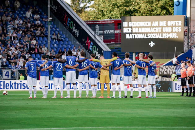 Germany Soccer Season 2026–2027, 2. Bundesliga, Matchday 5, SV Darmstadt 98 vs. Arminia Bielefeld, Merck Stadium at Böllenfalltor, Darmstadt; Darmstadt team observes a moment of silence, Darmstadt, Merck Stadium at Böllenfalltor, Germany Copyright: xBennetxLongx
