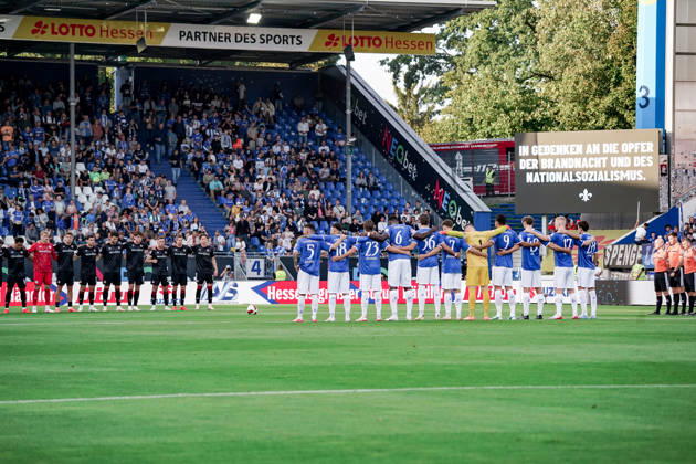 Germany Soccer Season 2026–2027, 2. Bundesliga, Matchday 5, SV Darmstadt 98 vs. Arminia Bielefeld, Merck Stadium at Böllenfalltor, Darmstadt; Teams observe a moment of silence, Darmstadt, Merck Stadium at Böllenfalltor, Germany Copyright: xBennetxLongx