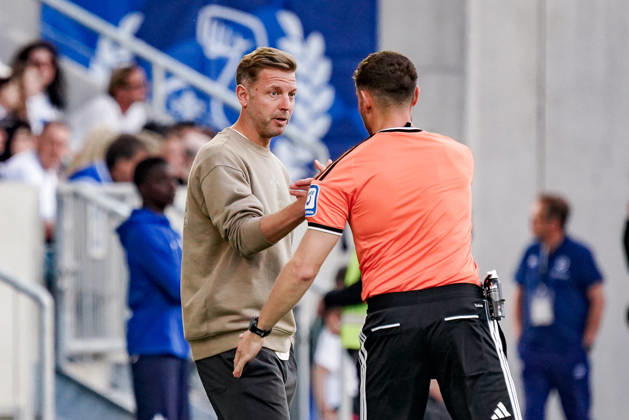 Germany Soccer Season 2026–2027, 2. Bundesliga, Matchday 5, SV Darmstadt 98 vs. Arminia Bielefeld at Merck Stadium am Böllenfalltor in Darmstadt; Florian Kohfeldt, coach of SV Darmstadt 98, with the referee; facial expressions, emotions; Darmstadt, Merck Stadium am Böllenfalltor, Germany Copyright: xBennetxLongx