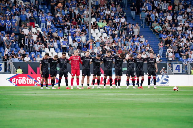 Germany Soccer Season 2026–2027, 2. Bundesliga, Matchday 5, SV Darmstadt 98 vs. Arminia Bielefeld, Merck Stadium at Böllenfalltor, Darmstadt; Bielefeld team observes a moment of silence, Darmstadt, Merck Stadium at Böllenfalltor, Germany Copyright: xBennetxLongx