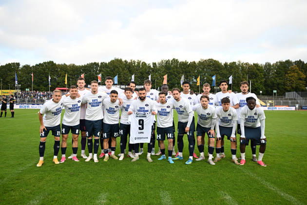 September 11, 2026, GER, Soccer, Regionalliga Nord, Matchday 8, 2026–2027 Season, Oldenburg, Marschweg Stadium, VfB Oldenburg vs. Hannover 96 II U23—just before the game, the team wearing Drilon DEMAJ’s jersey—VfB Oldenburg 9, Oldenburg, Marschweg Stadium, Lower Saxony, Germany Copyright: xnordphotoxGmbHx xRojahnx