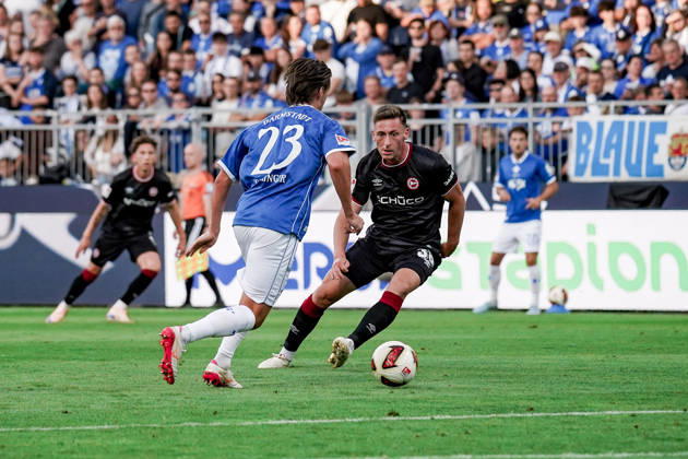 Germany Soccer Season 2026–2027, 2. Bundesliga, Matchday 5, SV Darmstadt 98 vs. Arminia Bielefeld, Merck Stadium at Böllenfalltor, Darmstadt. Carlo Sickinger of SV Darmstadt 98, No. 23, on the ball, in possession, in a tackle with Marius Wörl of Arminia Bielefeld, 38 Darmstadt, Merck Stadium at Böllenfalltor, Germany Copyright: xBennetxLongx