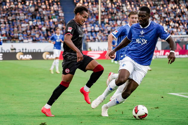 Germany Soccer Season 2026–2027, 2. Bundesliga, Matchday 5, SV Darmstadt 98 vs. Arminia Bielefeld, Merck Stadium at Böllenfalltor, Darmstadt, Henri Koudossou (Arminia Bielefeld, No. 7) in a tackle with Patric Pfeiffer (SV Darmstadt 98, No. 6), Darmstadt, Merck Stadium at Böllenfalltor, Germany Copyright: xBennetxLongx