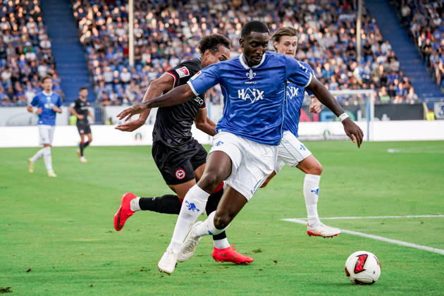 Germany Soccer Season 2026–2027, 2. Bundesliga, Matchday 5, SV Darmstadt 98 vs. Arminia Bielefeld, Merck Stadium at Böllenfalltor, Darmstadt, Henri Koudossou (Arminia Bielefeld, No. 7) in a tackle with Patric Pfeiffer (SV Darmstadt 98, No. 6), Darmstadt, Merck Stadium at Böllenfalltor, Germany Copyright: xBennetxLongx