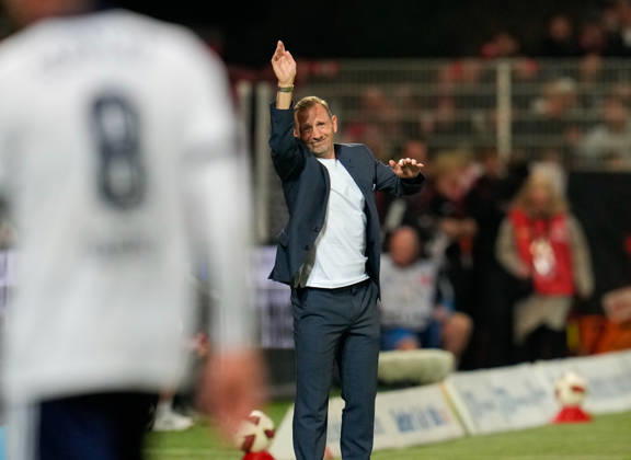 Mauro Lustrinelli, head coach of 1. FC Union Berlin, gesturing; 1. FC Union Berlin vs. FC Schalke 04, Bundesliga 1, Matchday 3, 2026–27 season, Stadion An der Alten Foersterei, Berlin, September 11, 2026 DFL REGULATIONS PROHIBIT ANY USE OF PHOTOGRAPHS AS IMAGE SEQUENCES AND OR QUASI-VIDEO GER, 1 FC Union Berlin vs. FC Schalke 04, Bundesliga 1, Matchday 3, 2026–27 season, September 11, 2026, Berlin Copyright: xEibner-Pressefoto ScottxColemanx EP_SCN