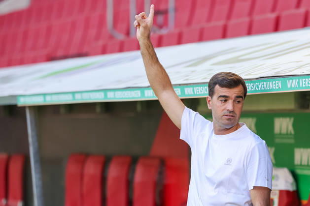 Carles Martinez of Bayer 04 Leverkusen, head coach, gesturing before the game; gestures; GER; FC Augsburg vs. Bayer 04 Leverkusen; soccer; Bundesliga; Matchday 3; 2026–2027 season; September 12, 2026, DFL and DFB regulations prohibit any use of photographs as image sequences and or quasi-video, GER, FC Augsburg vs. Bayer 04 Leverkusen, soccer, Bundesliga, Matchday 3, 2026–2027 season, September 12, 2026, Augsburg Copyright: xEibner-Pressefoto JennixMaulx EP_JML