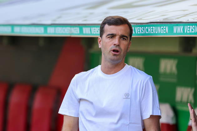Carles Martinez, Bayer 04 Leverkusen Head Coach, before the game, GER, FC Augsburg vs. Bayer 04 Leverkusen, Soccer, Bundesliga, Matchday 3, 2026–2027 Season, September 12, 2026, DFL and DFB regulations prohibit any use of photographs as image sequences and or quasi-video, GER, FC Augsburg vs. Bayer 04 Leverkusen, soccer, Bundesliga, Matchday 3, 2026–2027 season, September 12, 2026, Augsburg Copyright: xEibner-Pressefoto JennixMaulx EP_JML