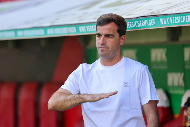 Carles Martinez of Bayer 04 Leverkusen, head coach, gesturing before the game; gestures; GER; FC Augsburg vs. Bayer 04 Leverkusen; soccer; Bundesliga; Matchday 3; 2026–2027 season; September 12, 2026, DFL and DFB regulations prohibit any use of photographs as image sequences and or quasi-video, GER, FC Augsburg vs. Bayer 04 Leverkusen, soccer, Bundesliga, Matchday 3, 2026–2027 season, September 12, 2026, Augsburg Copyright: xEibner-Pressefoto JennixMaulx EP_JML