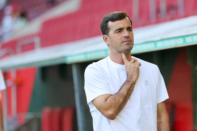 Carles Martinez, Bayer 04 Leverkusen, Head Coach before the game, gestures, body language, GER, FC Augsburg vs. Bayer 04 Leverkusen, soccer, Bundesliga, Matchday 3, 2026–2027 season, September 12, 2026, DFL and DFB regulations prohibit any use of photographs as image sequences and or quasi-video, GER, FC Augsburg vs. Bayer 04 Leverkusen, soccer, Bundesliga, Matchday 3, 2026–2027 season, September 12, 2026, Augsburg Copyright: xEibner-Pressefoto JennixMaulx EP_JML