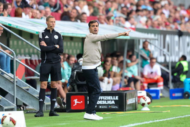 Carles Martinez, head coach of Bayer 04 Leverkusen, gestures, GER, FC Augsburg vs. Bayer 04 Leverkusen, soccer, Bundesliga, Matchday 3, 2026–2027 season, September 12, 2026, DFL and DFB regulations prohibit any use of photographs as image sequences and or quasi-video, GER, FC Augsburg vs. Bayer 04 Leverkusen, soccer, Bundesliga, Matchday 3, 2026–2027 season, September 12, 2026, Augsburg Copyright: xEibner-Pressefoto JennixMaulx EP_JML