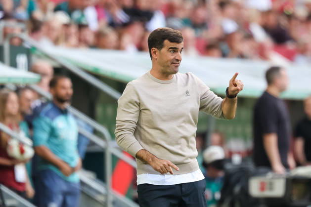 Carles Martinez, head coach of Bayer 04 Leverkusen, gesturing; gestures; GER; FC Augsburg vs. Bayer 04 Leverkusen; soccer; Bundesliga; Matchday 3; 2026–2027 season; September 12, 2026; DFL and DFB regulations prohibit any use of photographs as image sequences and or quasi-video, GER, FC Augsburg vs. Bayer 04 Leverkusen, soccer, Bundesliga, Matchday 3, 2026–2027 season, September 12, 2026, Augsburg Copyright: xEibner-Pressefoto JennixMaulx EP_JML