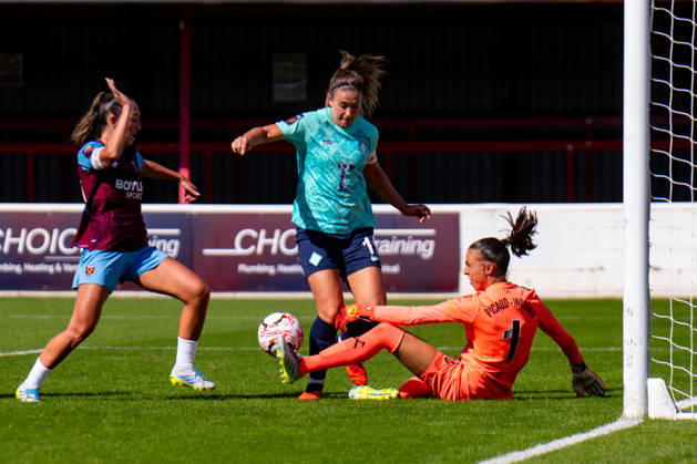 Barclays Women™s Super League match between West Ham United and London City Lionesses LONDON, ENGLAND - SEPTEMBER 12: Alexia Putellas of London City Lionesses, Katie Zelem of West Ham United, Constance Picaud of West Ham United during the Barclays Women™s Super League match between West Ham United and London City Lionesses at Chigwell Construction Stadium on September 12, 2026 in London, England (Photo by Nina Farooqi beanhive) London United Kingdom Copyright: xNinaxFarooqix