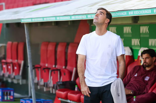 Carles Martinez, head coach of Bayer 04 Leverkusen, looks up before the game, GER, FC Augsburg vs. Bayer 04 Leverkusen, soccer, Bundesliga, Matchday 3, 2026–2027 season, September 12, 2026, DFL and DFB regulations prohibit any use of photographs as image sequences and or quasi-video, GER, FC Augsburg vs. Bayer 04 Leverkusen, soccer, Bundesliga, Matchday 3, 2026–2027 season, September 12, 2026, Augsburg Copyright: xEibner-Pressefoto JennixMaulx EP_JML