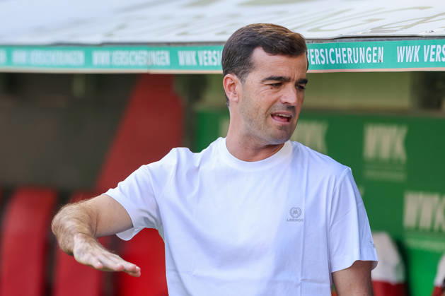 Carles Martinez of Bayer 04 Leverkusen, head coach before the game, close-up, gesturing, gesture, gestures, body language, GER, FC Augsburg vs. Bayer 04 Leverkusen, soccer, Bundesliga, Matchday 3, 2026–2027 season, September 12, 2026, DFL and DFB regulations prohibit any use of photographs as image sequences and or quasi-video, GER, FC Augsburg vs. Bayer 04 Leverkusen, soccer, Bundesliga, Matchday 3, 2026–2027 season, September 12, 2026, Augsburg Copyright: xEibner-Pressefoto JennixMaulx EP_JML