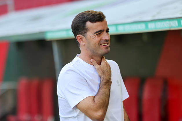 Carles Martinez, Bayer 04 Leverkusen, Head Coach before the game, cutout, portrait, side view, GER, FC Augsburg vs. Bayer 04 Leverkusen, soccer, Bundesliga, Matchday 3, 2026–2027 season, September 12, 2026, DFL and DFB regulations prohibit any use of photographs as image sequences and or quasi-video, GER, FC Augsburg vs. Bayer 04 Leverkusen, soccer, Bundesliga, Matchday 3, 2026–2027 season, September 12, 2026, Augsburg Copyright: xEibner-Pressefoto JennixMaulx EP_JML
