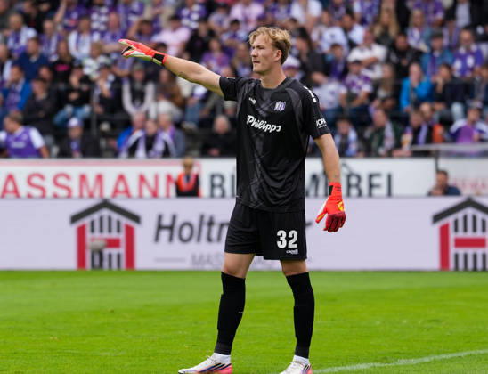 Jonas Krumrey, VfL Osnabrück, 32, gesturing (GER), VfL Osnabrück vs. Hertha BSC, 2. Bundesliga, Matchday 5, 2026–27 season, Bremer Brücke, Osnabrück, September 13, 2026 DFL REGULATIONS PROHIBIT ANY USE OF PHOTOGRAPHS AS IMAGE SEQUENCES AND OR QUASI-VIDEO Photo: HMB Media, Scott W. Coleman Copyright: HMBxMedia xScottxW.xColeman