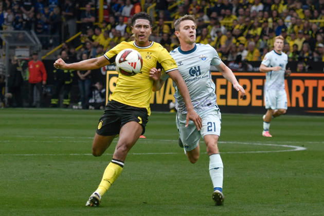 From left: Jobe Bellingham (Dortmund) and Jan ter Horst (Paderborn) in a one-on-one duel, January 7, 2026 ¢ Soccer ¢ Borussia Dortmund vs. SC Paderborn 07, Signal Iduna Park, Dortmund, DFB DFL regulations prohibit any use of photographs as image sequences and or quasi-video. NRW, Germany Copyright: xpepphotox xSaschaxWeizx pep00321, pep_20260912_sw