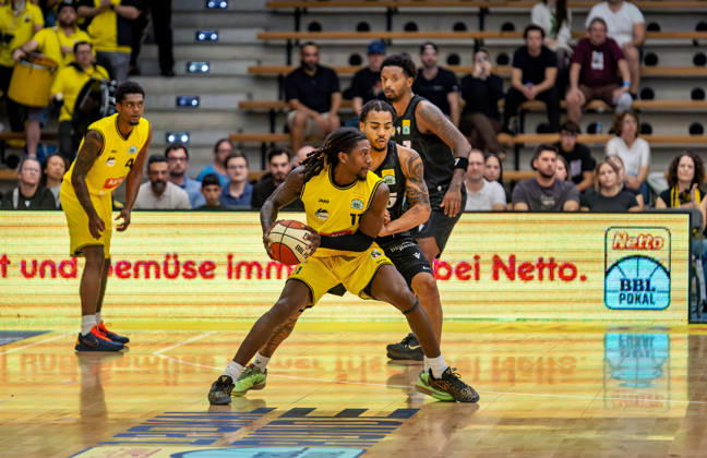 Tyrel Morgan (Kreisbau Kirchheim Knights), 11 vs. Ish Leggett (MHP Riesen Ludwigsburg), 05 Kreisbau Kirchheim Knights vs. MHP Riesen Ludwigsburg, Basketball, Netto BBL Cup, Cup Game, 2026–2027 Season, September 13, 2026, Kreisbau Kirchheim Knights vs. MHP Riesen Ludwigsburg, Basketball, Netto BBL Cup, Cup Game, 2026–2027 Season, September 13, 2026, Göppingen Copyright: xEibner-Pressefoto DavidexDixGiovannix EP_DGI
