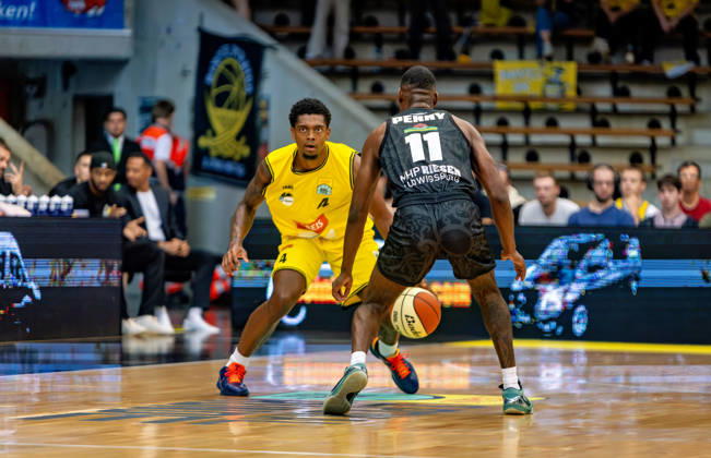 Desmond Watson (Kreisbau Kirchheim Knights), No. 04, here against Darius Perry (MHP Riesen Ludwigsburg), No. 11; Kreisbau Kirchheim Knights vs. MHP Riesen Ludwigsburg, Basketball, Netto BBL Cup, Cup Game, 2026–2027 Season, September 13, 2026, Kreisbau Kirchheim Knights vs. MHP Riesen Ludwigsburg, Basketball, Netto BBL Cup, Cup Game, 2026–2027 Season, September 13, 2026, Göppingen Copyright: xEibner-Pressefoto DavidexDixGiovannix EP_DGI