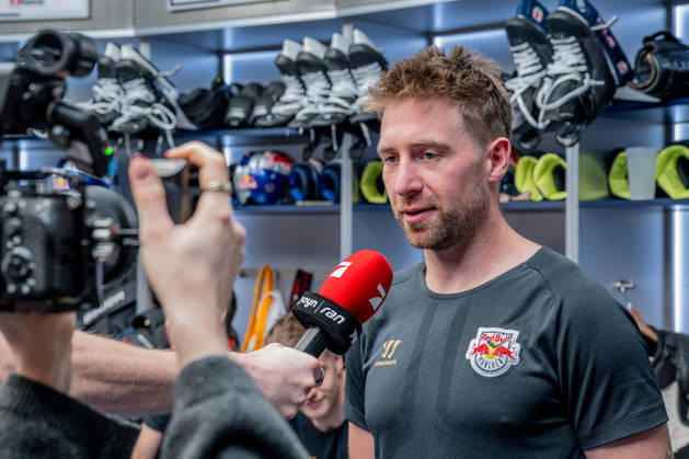 Maximilian Kastner, EHC Red Bull Munich, age 93, during an interview in Germany; EHC Red Bull Munich, ice hockey, DEL, Open Locker Room, September 14, 2026; Photo by HMB Media, Heike Feiner Copyright: HMBxMedia HeikexFeiner