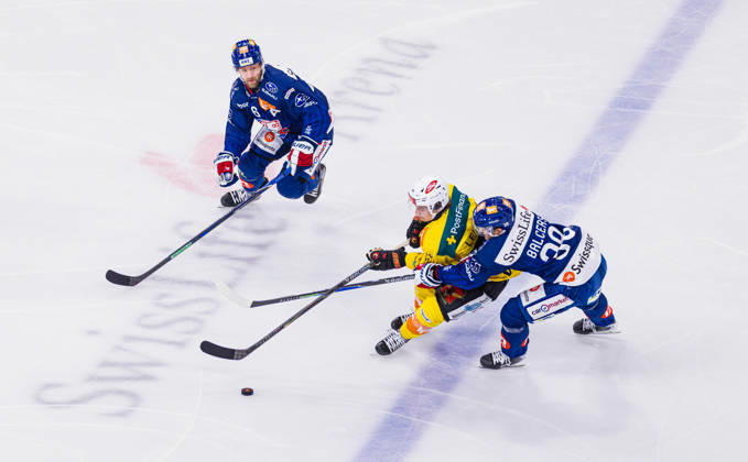 Ice Hockey National League Regular Season: ZSC Lions vs. SC Ber Zurich, Switzerland, September 15, 2026. A duel between No. 23 Marco Lehmann (Bern) and No. 38 Rudolf Balcers (ZSC Lions). Defender No. 6 Yannick Weber (ZSC Lions) watches. Copyright: xAndreasxHaasx