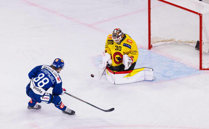 Ice Hockey National League Regular Season: ZSC Lions vs. SC Ber, Zurich, Switzerland, September 15, 2026. No. 88 Malte Strömwall of the ZSC Lions goes one-on-one against goaltender No. 30 Connor Hughes of Bern. The goaltender wins the one-on-one duel. Copyright: xAndreasxHaasx
