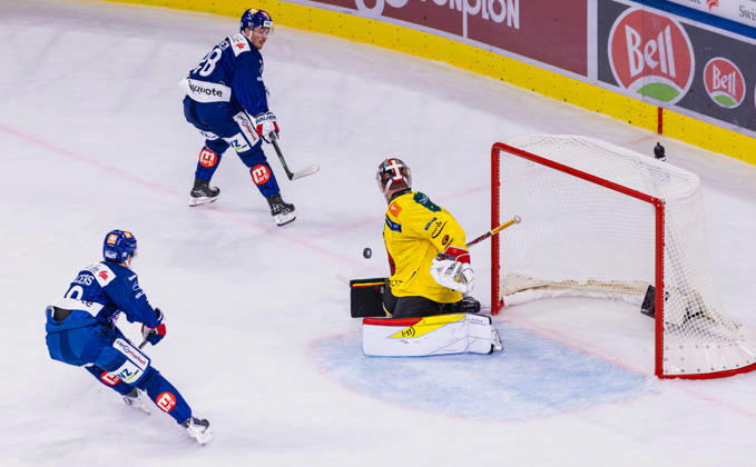 Ice Hockey National League Regular Season: ZSC Lions vs. SC Ber Zurich, Switzerland, September 15, 2026. Goaltender 30, Connor Hughes (Bern), failed to capitalize on the 2-on-1 situation in front of his net; 28, Jesper Fröden, and 38, Rudolf Balcers (both ZSC Lions) were unsuccessful. Copyright: xAndreasxHaasx