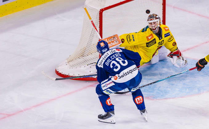 Ice Hockey National League Regular Season: ZSC Lions vs. SC Ber Zurich, Switzerland, September 15, 2026. At 26:38, Rudolf Balcers of the ZSC Lions beats goaltender Connor Hughes of Bern to tie the game at 2–2. Copyright: xAndreasxHaasx
