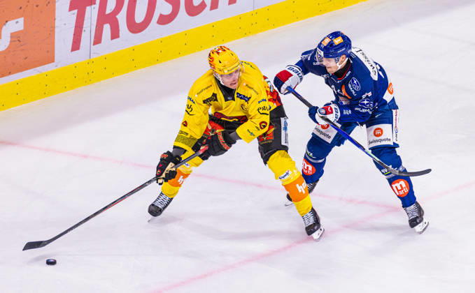 Ice Hockey National League Regular Season: ZSC Lions vs. SC Ber Zurich, Switzerland, September 15, 2026. Top scorer Waltteri Merelä of Bern shields the puck in a duel against Mikko Lehtonen (No. 44) of the ZSC Lions. Copyright: xAndreasxHaasx