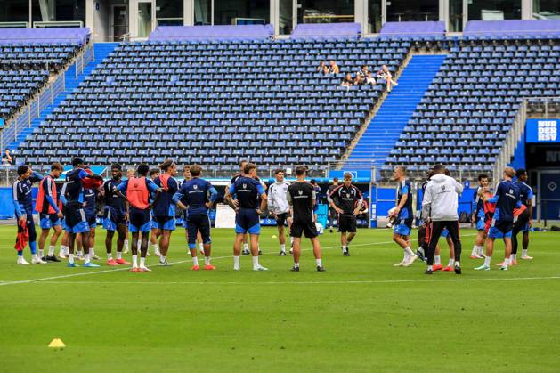 Team Circle Coach Merlin Polzin HSV speaks German, Hamburg, Volksparkstadion, soccer, Bundesliga 1, Hamburg SV training