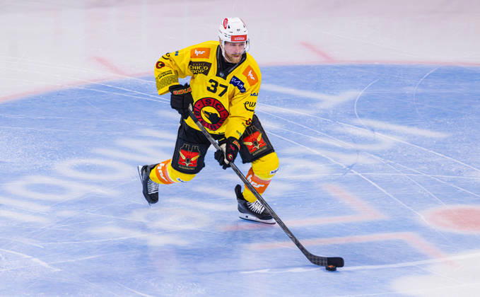 Ice Hockey National League Regular Season: ZSC Lions vs. SC Bern, Zurich, Switzerland, September 15, 2026. No. 37 Anton Lindholm, defenseman for SC Bern, with the puck Copyright: xAndreasxHaasx